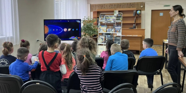 Увлекательное занятие «Впереди всегда Гагарин» (Вурманкасинская с/б)