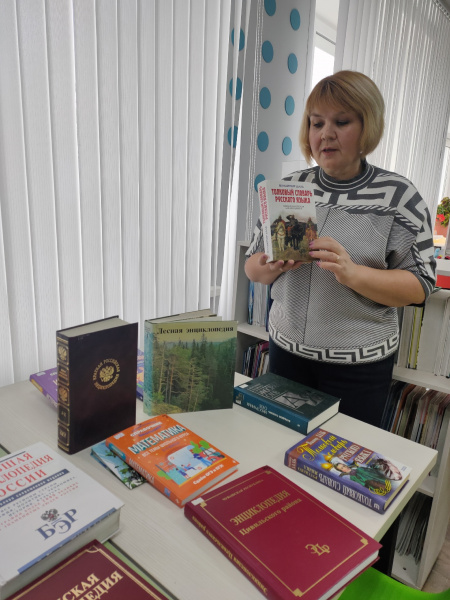 Познавательный час «Его величество словарь» (Центральная б-ка)