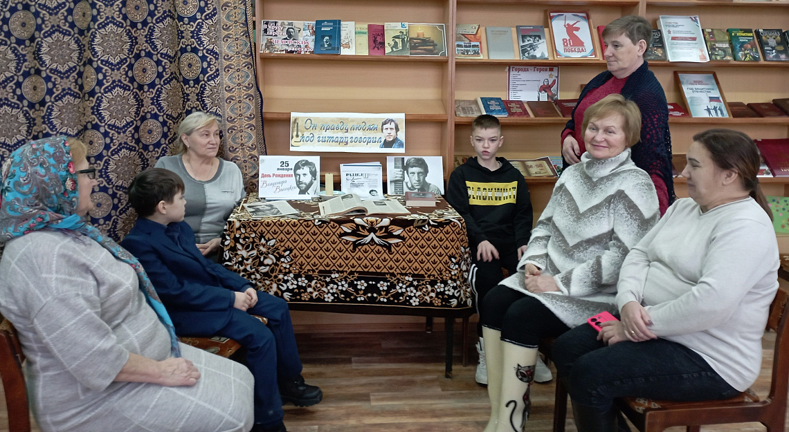 Выставка–портрет «Он правду людям под гитару говорил» (Рындинская с/б) Выставка–портрет «Он правду людям под гитару говорил» (Рындинская с/б)