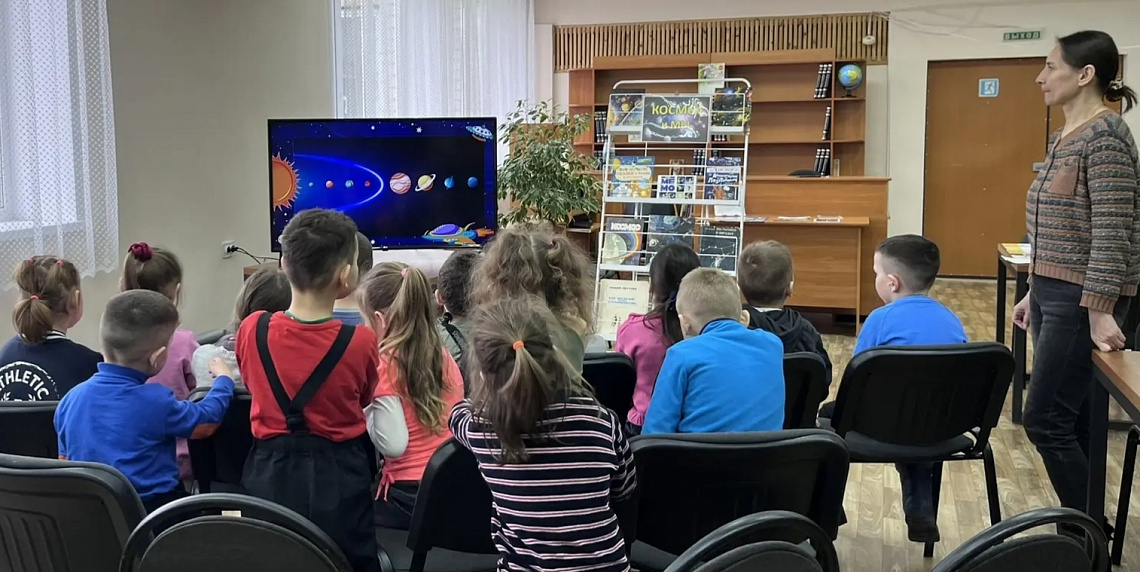 Увлекательное занятие «Впереди всегда Гагарин» (Вурманкасинская с/б)