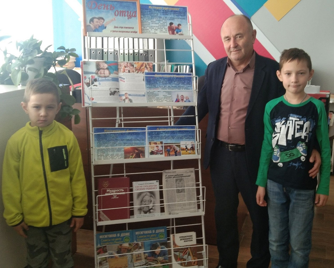 Выставка книг «Высокое звание - папа» (Центральная б-ка Цивильского МО) Выставка книг «Высокое звание - папа» (Центральная б-ка Цивильского МО)